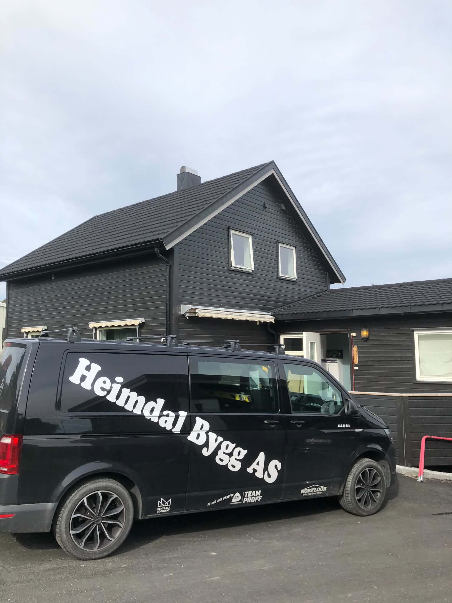 Heimdal Bygg sin servicebil på oppdrag