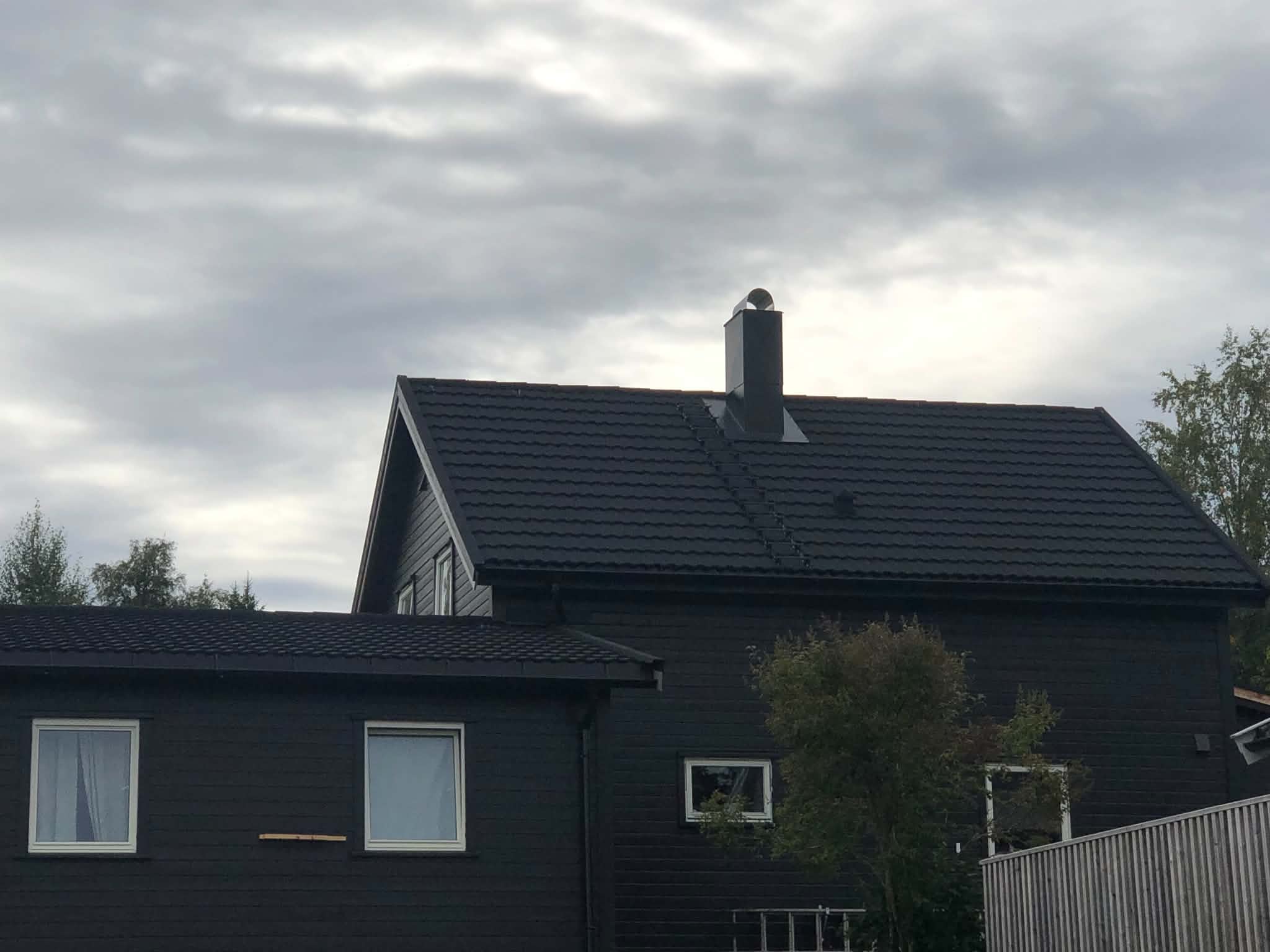 Ferdig fasade og pipe på enebolig