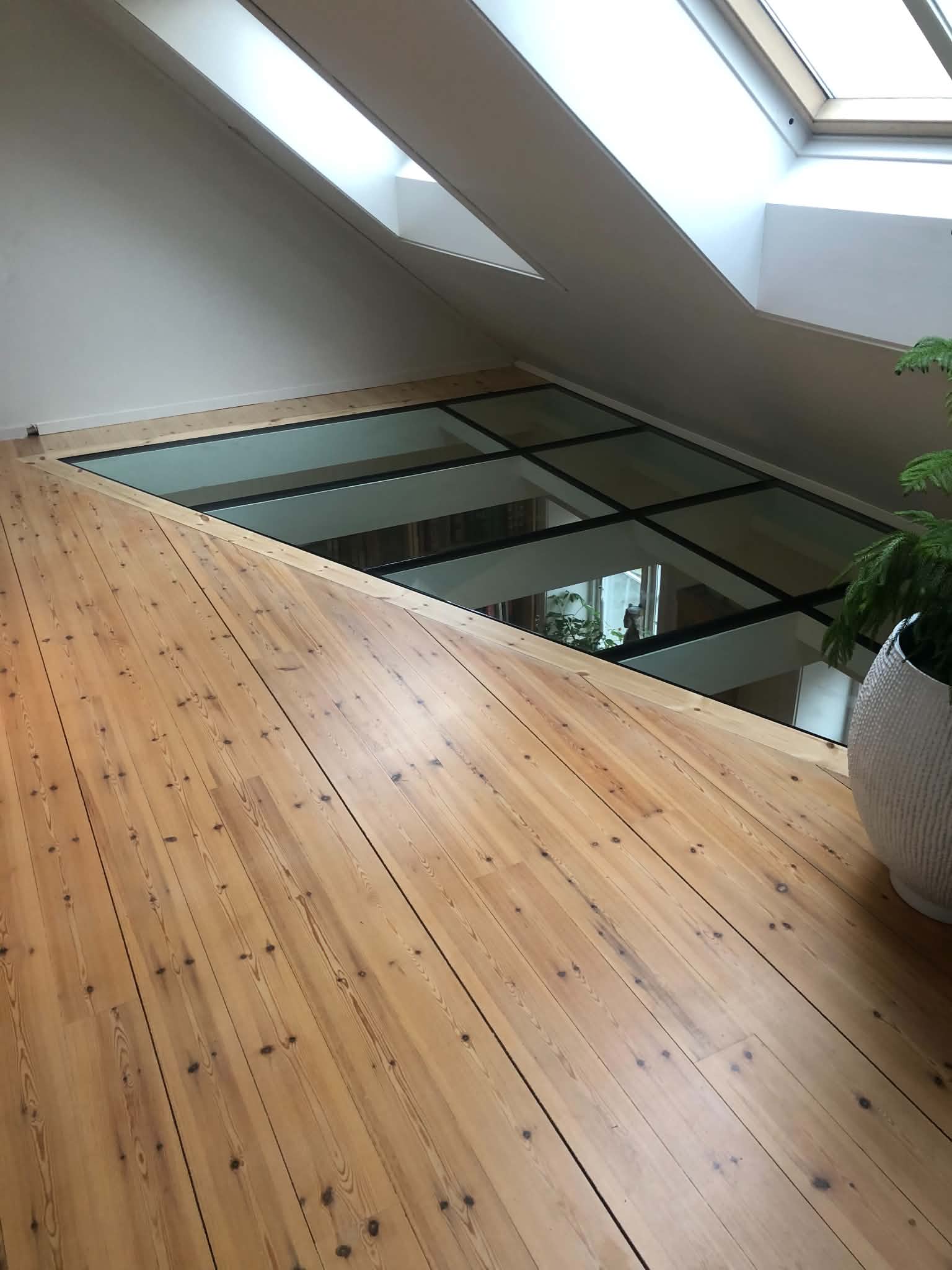 Glassgulv med innsyn til rommet under