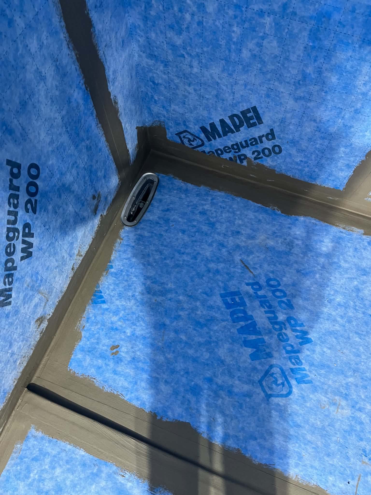 Membranarbeid med rør- og boksuttak klargjort
