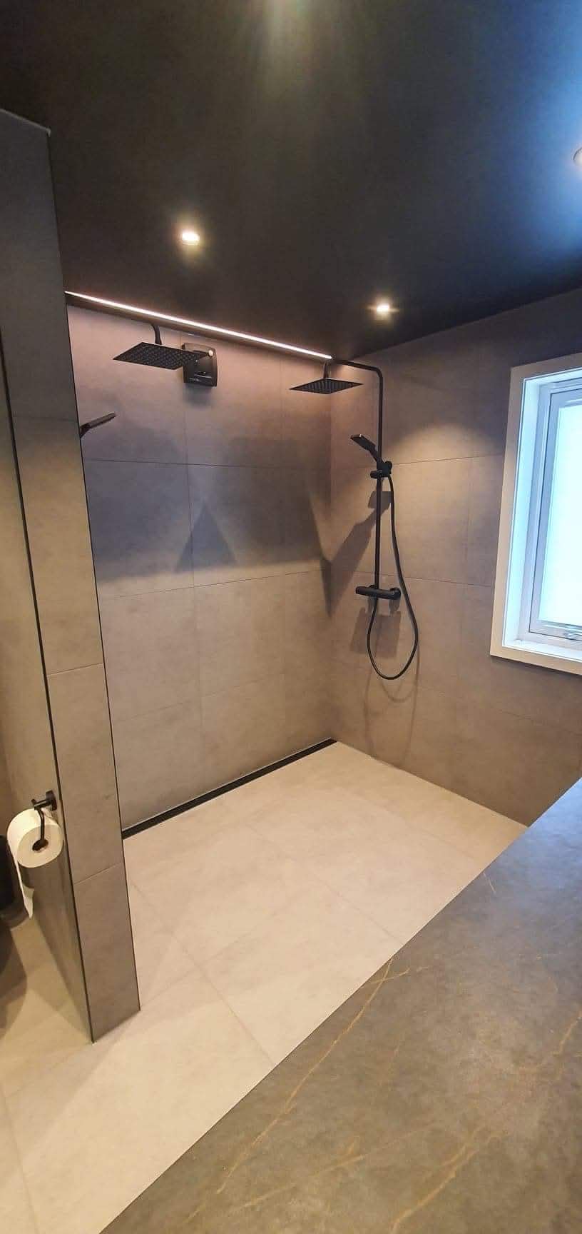 Dusj med dobbel regndusj og LED-list i taket
